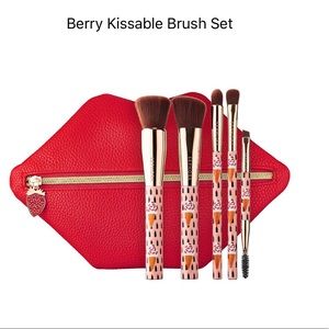 🍓SEPHORA BERRY KISSABLE BRUSH SET BRAND NEW 🍓